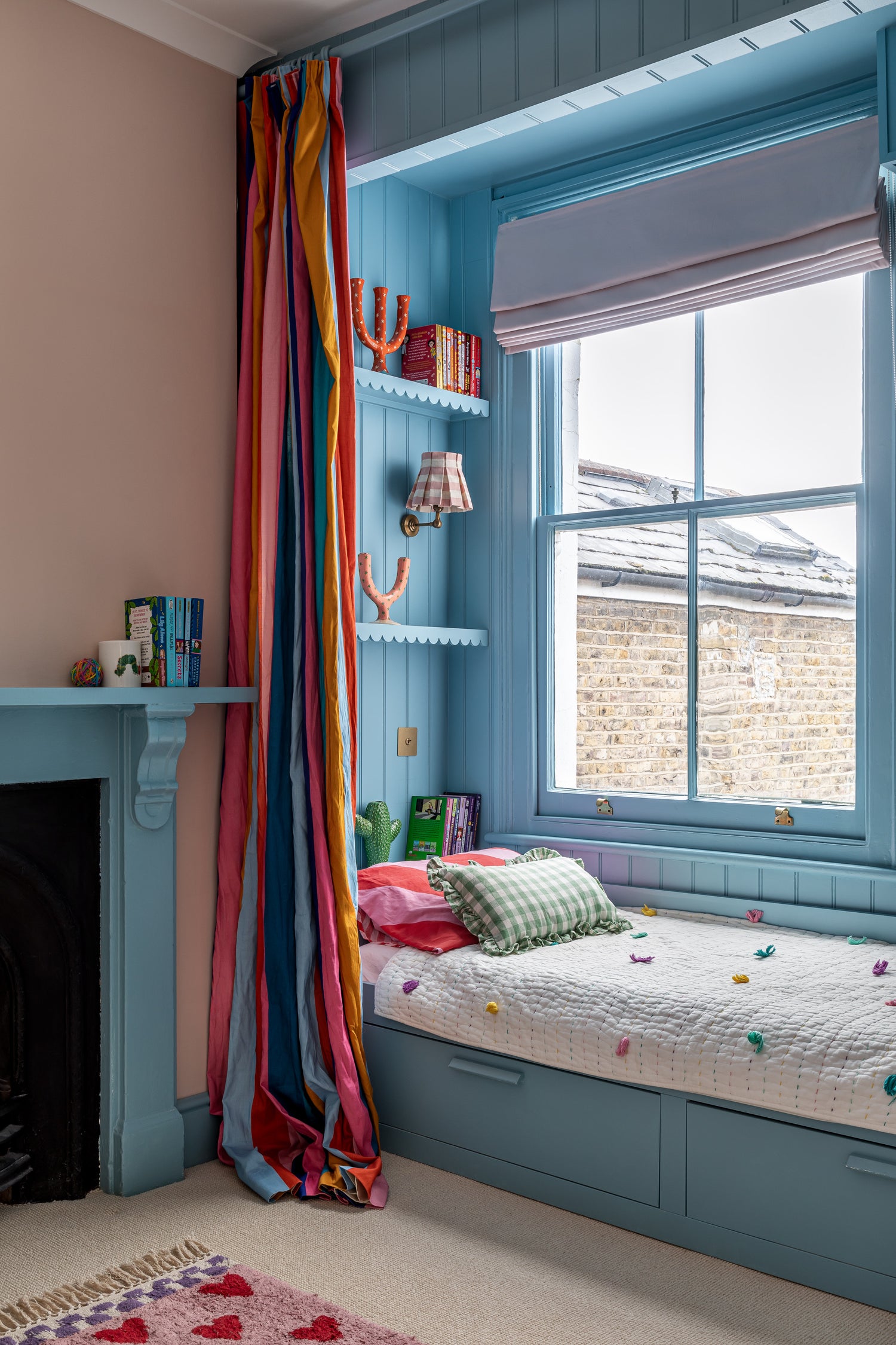 mini scalloped molding used to create these painted scalloped shelves in a bed nook